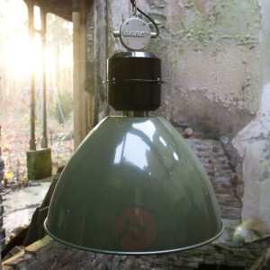 Oliwkowa lampa wisząca Frisk w industrialnym stylu