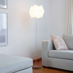 Lampa stojąca JULII z podstawą z orzecha włoskiego