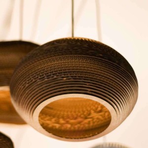Lampa wisząca Disc z kartonu
