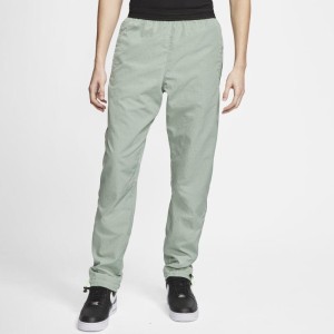 Męskie spodnie z tkaniny Nike Sportswear DNA - Zieleń