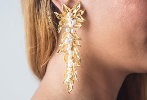 Wild Pearls Long Earrings - Pozłacane kolczyki - Perły żywiczne