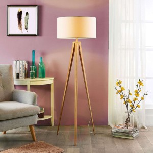 Benik – lampa stojąca z trójnożną podstawą