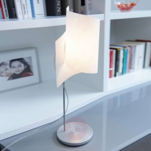 Interesująca lampa stołowa Loop aluminium