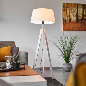 Lampa stojąca Thea na trzech drewnianych nogach