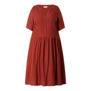 Sukienka PLUS SIZE z kołnierzem z lamówką model ‘Malani’
