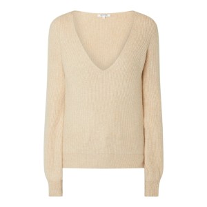 Sweter z dekoltem w serek