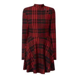 Sukienka w kratę glencheck