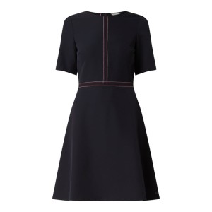 Sukienka ze szwami w kontrastowym kolorze