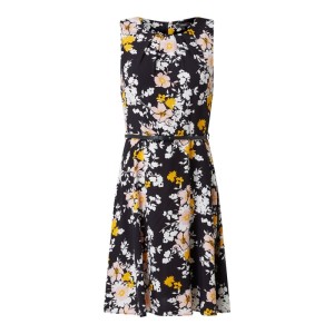 Sukienka z paskiem w talii