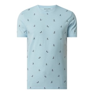 T-shirt we wzory na całej powierzchni