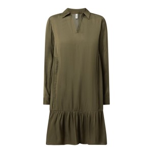 Sukienka z dołem obszytym falbaną