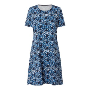 Sukienka we wzory na całej powierzchni