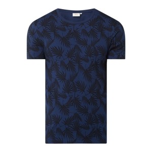 T-shirt we wzory na całej powierzchni