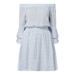 Sukienka z ażurowej koronki z odkrytymi ramionami