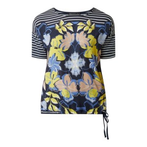 Bluzka ze wzorem w paski i kamieniami stras