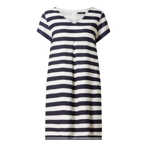 3267e99f2d4c57f3ddb569712bdcf403