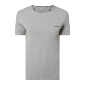 T-shirt o kroju shaped fit z bawełny ekologicznej