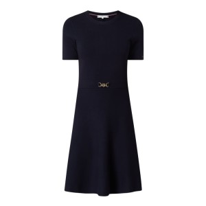 Sukienka z aplikacją z logo