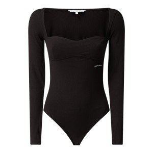 Body z prążkowaną fakturą