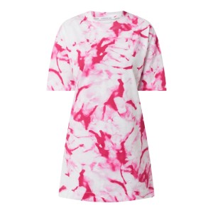 Sukienka koszulowa ze wzorem z logo