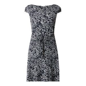 Sukienka w kwiatowe wzory