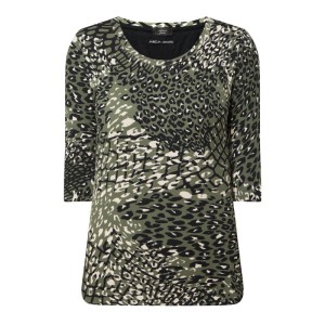 T-shirt we wzory na całej powierzchni