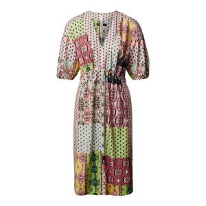 Sukienka o długości do kolan ze wzorem na całej powierzchni