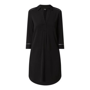 Sukienka z tasiemkami w kontrastowym kolorze