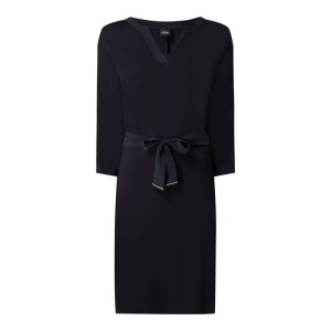 Sukienka z paskiem w talii