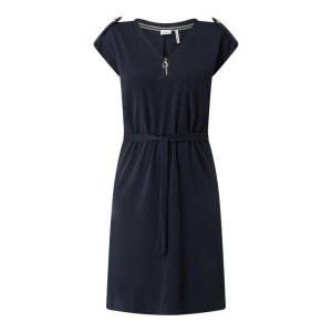 Sukienka zapinana na zamek błyskawiczny