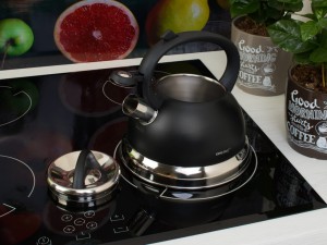 Czajnik tradycyjny KingHoff KH 1224 stalowy indukcyjny z gwizdkiem 2.2 litra czarny