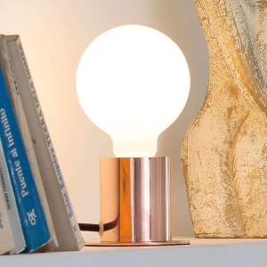 Ten – minimalistyczna lampa stołowa z miedzi