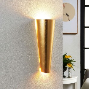 Piękna w swej formie lampa ścienna Conan, złota