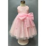 Przepiękna różowa sukienka dla dziewczynki, bogato zdobiona gipiurową koronką