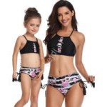 Czarne bikini dla mamy i córki z kwiatami i motylkami