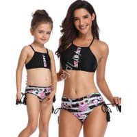 Czarne bikini dla mamy i córki z kwiatami i motylkami