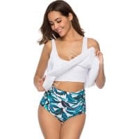 Bikini z białym topem i listkami na majtkach