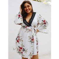 Kwiecista sukienka letnia w róże Plus Size 5103