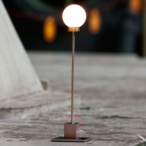 Minimalistyczna lampa stołowa Snowball, metal