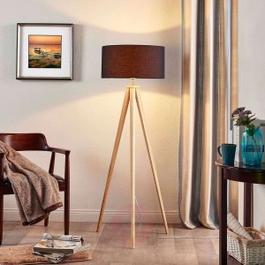 Mya – lampa stojąca z czarnym kloszem z tkaniny