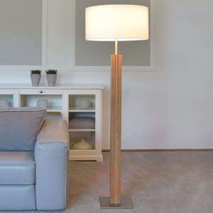 Lampa stojąca z litego drewna Dana, biały klosz