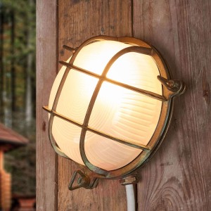 Okrągła zewn. lampa ścienna BENGT z ant. mosiądzu