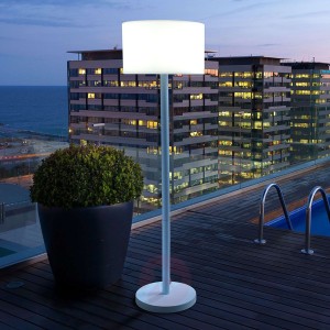 Piękna lampa stojąca Smooth do użytku zewnętrznego