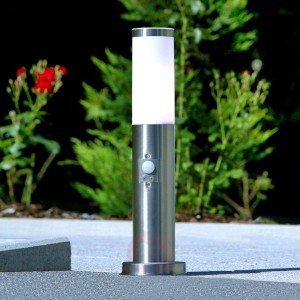 Prosta lampa cokołowa Kristof z czujnikiem ruchu