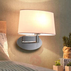 Biała lampa ścienna Akita z tkaniny, chromowana