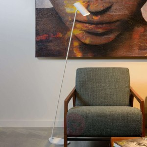 Biała lampa stojąca Hester z metalu