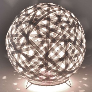 Kulista lampa stołowa Kaki z plecionką