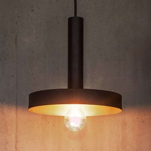 Czarna lampa wisząca Whizz, wewnątrz kolor złoty