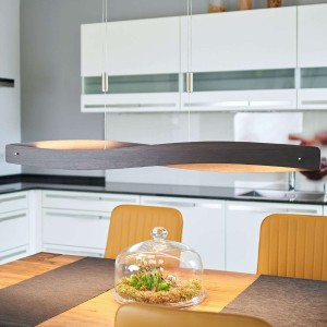 Kolonialny dąb – lampa wisząca LED Lian w okleinie