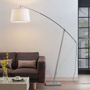 Łukowa lampa stojąca Nevika, biały klosz tekstylny